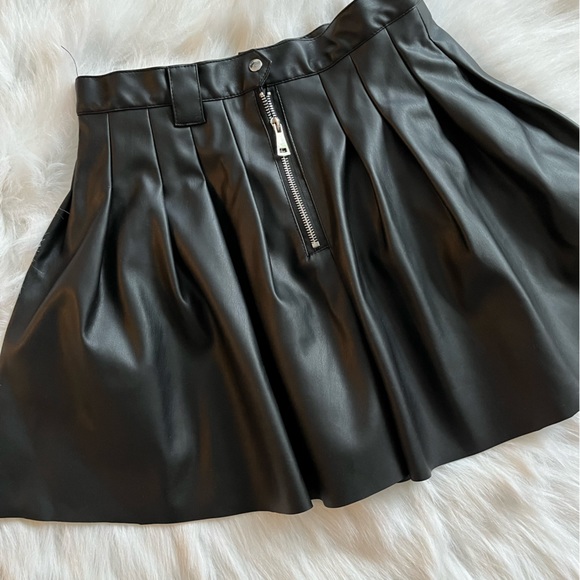Pleaded FAUX Leather Black skirt - Picture 6 of 7